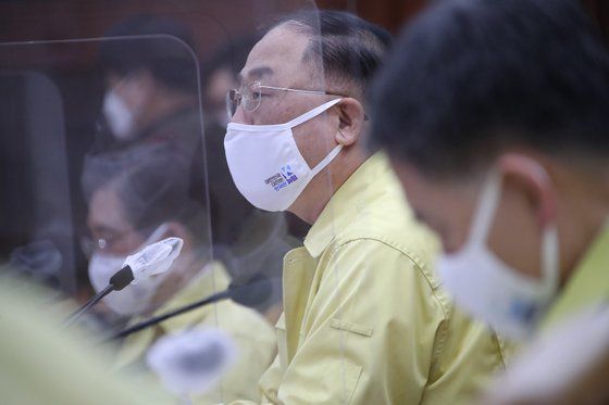 홍남기 경제부총리 겸 기획재정부 장관(가운데)이 26일 정부서울청사에서 열린 제21차 비상경제 중앙대책본부 회의 겸 제6차 한국판 뉴딜 관계장관회의를 주재하며 발언하고 있다. 연합뉴스