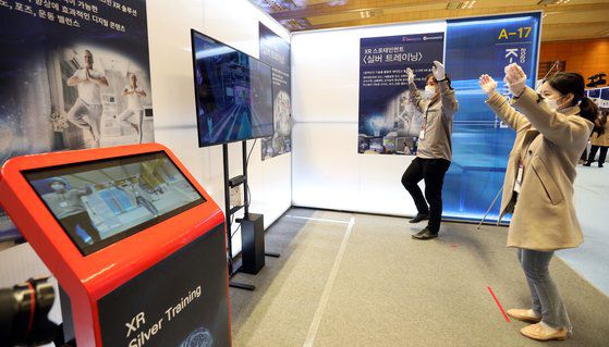 26일 서울 강남구 코엑스에서 열린 K-디멘시아 2020 박람회에서 XR스포테인먼트 부스에서 직원들이 실버트레이닝 시연을 하고 있다. 2020.11.25/뉴스1