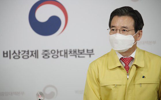 김용범 기획재정부 제1차관이 26일 정부서울청사에서 열린 '제21차 비상경제 중앙대책본부 회의' 브리핑을 위해 기자회견장에 입장하고 있다. 연합뉴스