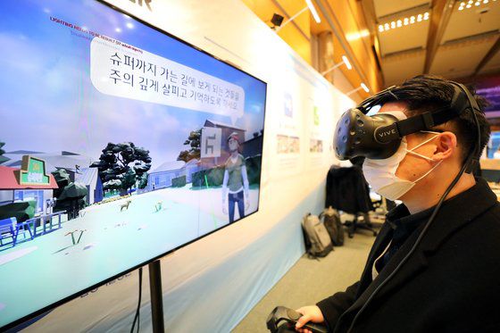 26일 서울 강남구 코엑스에서 열린 K-디멘시아 2020 박람회에서 씨투몬스터 직원이 VR을 이용한 치매 조기진단, 예방 및 개선용 인지훈련을 시연하고 있다.2020.11.25/뉴스1