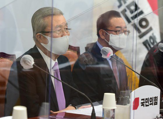 김종인 국민의힘 비대위원장(왼쪽)이 26일 국회에서 열린 비상대책위원회의에서 모두발언을 하고 있다. 오종택 기자