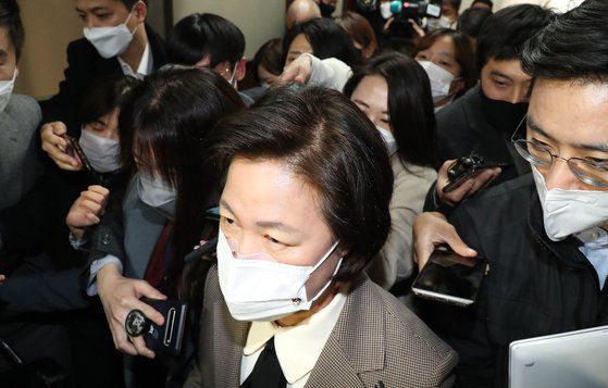 추미애 법무부 장관이 25일 국회에서 열린 고위공직자범죄수사처장 후보자 추천위원회의 참석하면서 기자들의 질문을 받고있다. 오종택 기자