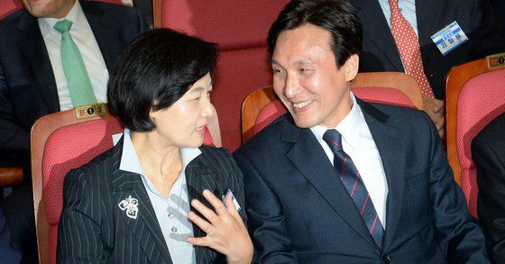 추미애 법무부 장관(왼쪽)과 김민석 더불어민주당 의원. 사진은 지난 2016년 10월 19일 오후 서울 여의도 국회 의원회관에서 열린 더불어민주당 중앙위원회의에서 이야기를 나누도 있는 두 사람. 중앙포토