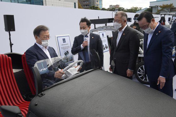 문재인 대통령이 정의선 현대자동차 회장과 함께 30일 친환경 미래차의 현장인 현대차 울산공장을 방문, 미래형 모빌리티 전시관을 둘러보고 있다. 문 대통령이 3D프린팅 전기차를 시승하고 있다. 청와대사진기자단