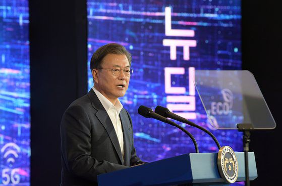문재인 대통령이 22일 인천 연수구 송도 G타워에서 한국판 뉴딜 연계 스마트시티 추진전략보고대회에서 인사말을 하고 있다. 청와대사진기자단