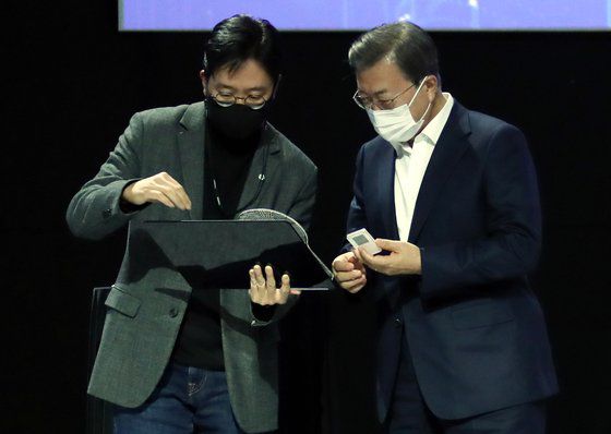 문재인 대통령이 25일 경기도 일산 킨텍스에서 열린 한국판 뉴딜 ‘대한민국 인공지능’을 만나다 행사에서 김윤 SKT 부사장으로부터 국내 최초 개발한 인공지능 반도체를 증정 받고 있다. 청와대사지기자단