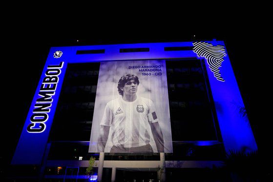 파라과이 루케 소재 남미축구연맹 건물에 내걸린 마라도나 추모 게시물. [로이터=연합뉴스]