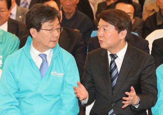 2018년 4월 2일 유승민 당시 바른미래당 공동대표과 안철수 당시 바른미래당 인재영입위원장이 충남 천안 세종웨딩홀에서 열린 바른미래당 충남도당 개편대회에 참석해 대화하고 있다. 뉴스1