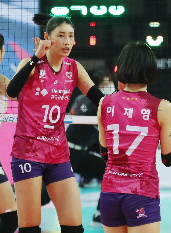 흥국생명 김연경이 득점에 성공한 뒤 이재영과 기쁨을 나누고 있다. [뉴스1]