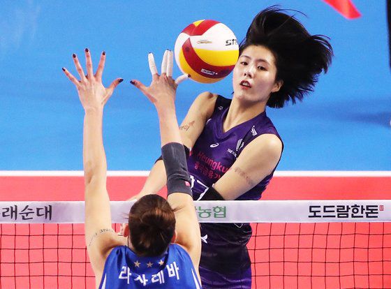 지난 27일 경기도 화성종합경기타운 실내체육관에서 열린 프로배구 V리그 여자부 IBK기업은행 알토스와 흥국생명 핑크스파이더스의 경기. 흥국생명 이재영이 공격을 하고 있다. [연합뉴스]