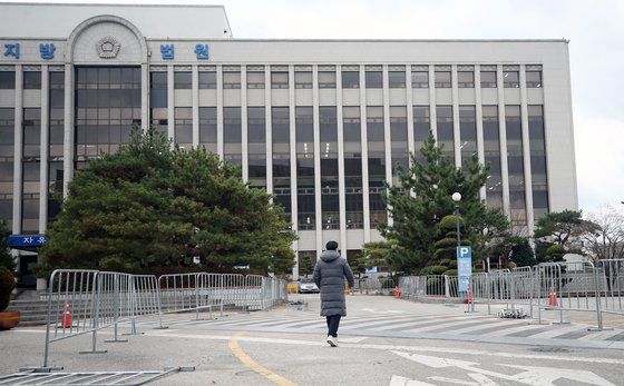 전두환 전 대통령의 1심 선고 공판을 하루 앞둔 29일 재판이 열리는 광주 동구 광주지법에 경호를 위한 철제 펜스가 설치돼 있다. 연합뉴스