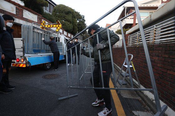 전두환 전 대통령의 사자명예훼손 혐의 1심 선고를 하루 앞둔 29일 오후 서울 서대문구 연희동 전 전 대통령 자택 앞에서 경찰 및 관계자들이 펜스를 설치하고 있다. 연합뉴스