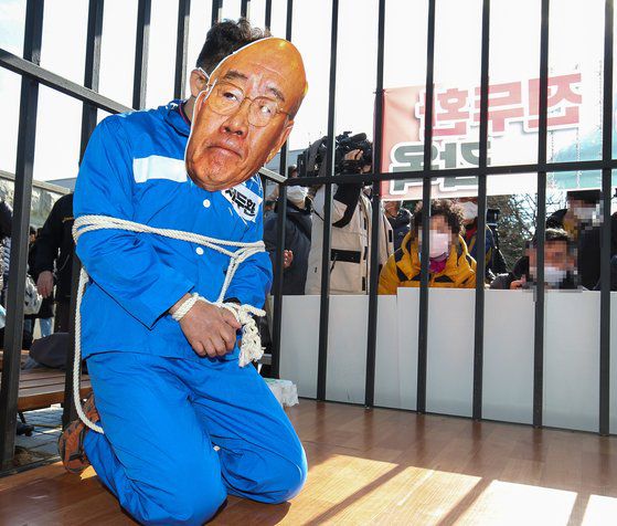 30일 광주지법 정문 앞에서 5·18 단체와 시민단체 등이 전두환 전 대통령의 구속을 촉구하는 퍼포먼스를 하고 있다. 프리랜서 장정필