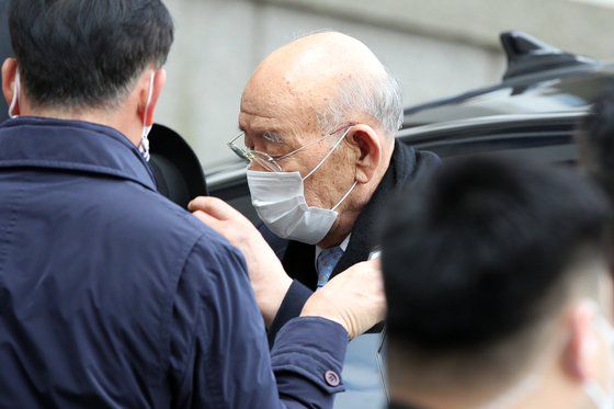 30일 오전 전두환 전 대통령이 피의자 신분으로 광주 동구 지산동 광주지법에 출석하고자 차량에서 내리고 있다. 연합뉴스