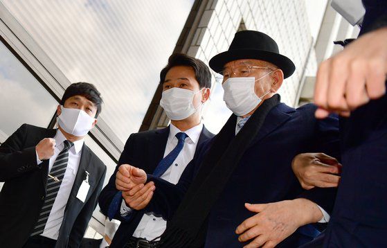 30일 낮 12시30분께 전두환 전 대통령이 피의자 신분으로 광주 동구 지산동 광주지방법원에 출석하고 있다. 전씨는 이날 법원에 들어서며 취재진 질문에 답변하지 않았다. 연합뉴스