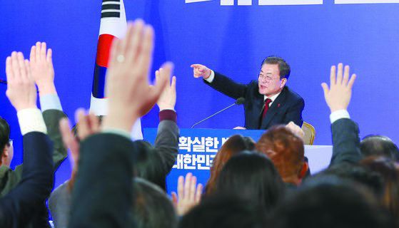 문재인 대통령이 지난 1월 청와대 영빈관에서 열린 신년기자회견에서 질문을 위해 손을 든 기자를 지목하고 있다. 문 대통령은 취임 후 6차례 기자회견을 했다. 이는 박근혜 전 대통령보다 1회 많은 수치다. 청와대사진기자단