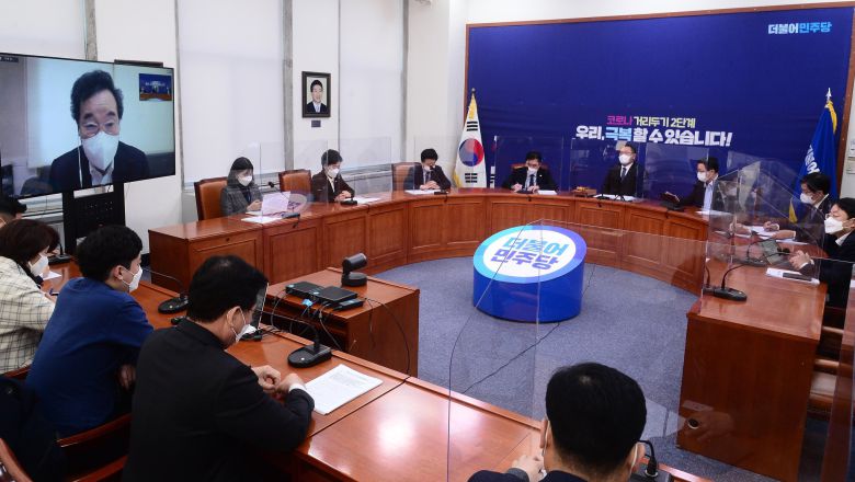 자가격리 중인 이낙연 더불어민주당 대표가 30일 오전 서울 여의도 국회에서 열린 최고위원회의에서 화상으로 발언하고 있다. 뉴스1