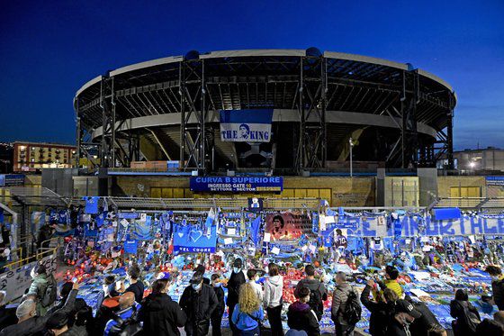나폴리 홈구장 스타디오 산 파올로에서 마라도나를 추모하는 축구팬들. [EPA=연합뉴스]