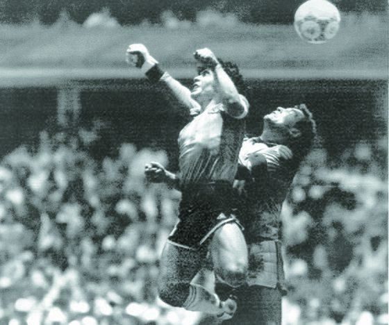 마라도나가 '신의 손' 논란을 불러일으킨 1986 멕시코월드컵 잉글랜드전에서 실제 착용한 유니폼이 경매에 출품됐다. [AP=연합뉴스]