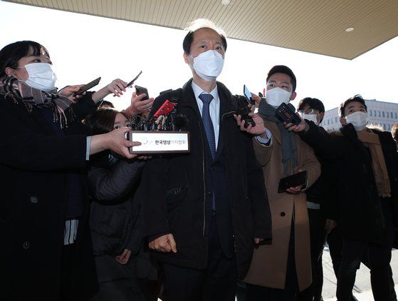 윤석열 검찰총장 징계 심의 하루 전날이자 법무부 감찰위원회 임시회의가 예정된 1일 오전 윤석열 검찰총장 측 법률 대리인인 이완규 변호사가 정부과천청사 법무부 건물로 들어서며 취재진 질문에 답하고 있다. 연합뉴스