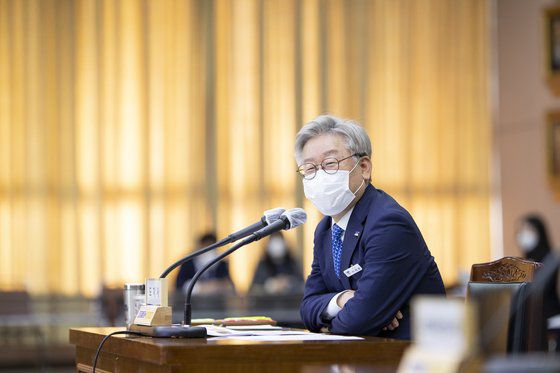 이재명 경기지사는 지난달 30일 주호영 국민의힘 원내대표 발언에 "노무현 전 대통령에 대한 명예훼손이자 대통령을 지키려고 한 국민 모두에 대한 모욕"이라고 비판했다. 주 원내대표가 여권의 공수처법 개정안 강행 움직임에 반발하며 "노 전 대통령이 울고 있다"고 말하자 반발한 것이다.