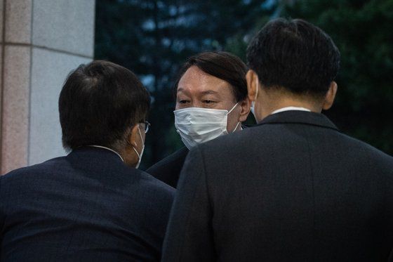 윤석열 검찰총장이 1일 법원이 윤 총장을 직무에서 배재한 추미애 법무부 장관의 직무정지 명령의 효력을 중단하라고 결정한 이후 서울 서초동 대검찰청으로 출근하며 검찰 관계자들과 인사하고 있다.  서울행정법원 행정4부(부장판사 조미연)는 1일 윤 총장이 추 장관을 상대로 "직무집행정지 처분의 효력을 멈춰달라"며 낸 집행정지 신청을 받아들였다. 뉴스1