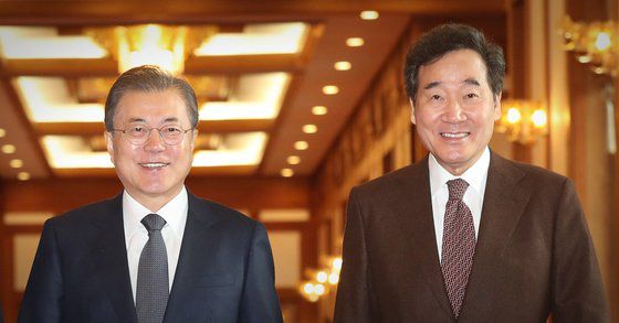 이낙연 민주당 대표(오른쪽)는 지난달 25일 최고위를 끝으로 추미애 법무부 장관의 윤석열 총장 직무정지에 대한 직접 언급을 삼가고 있다. 본인이 제안한 국정조사에 야당이 응하자 "법무부 감찰과 검찰 수사를 지켜보자"며 물러섰다. 연합뉴스