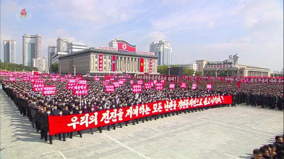 조선중앙TV는 10월 12일 평양 김일성광장에서 주민 결속을 다지는 군민연합집회를 진행했다고 보도했다. 주석단에 오른 박봉주 부위원장은 '80일 전투' 매진으로 혹독한 난관을 극복하자고 연설했다. [조선중앙TV 화면]
