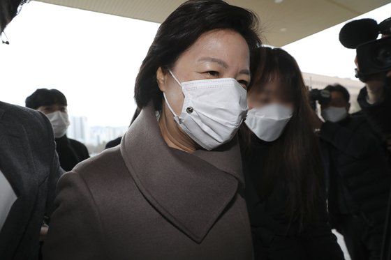 윤석열 검찰총장의 직무집행정지 처분에 대한 집행정지 신청 인용 다음날인 2일 경기 과천 법무부청사로 추미애 법무부 장관이 출근하고 있다. 중앙포토