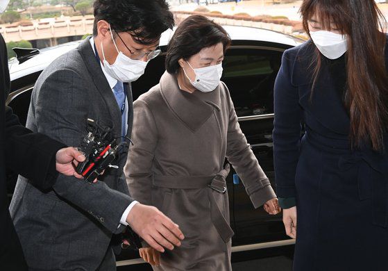 추미애 법무부 장관이 2일 오전 경기도 과천 정부과천청사법무부로 출근하고 있다. 우상조 기자