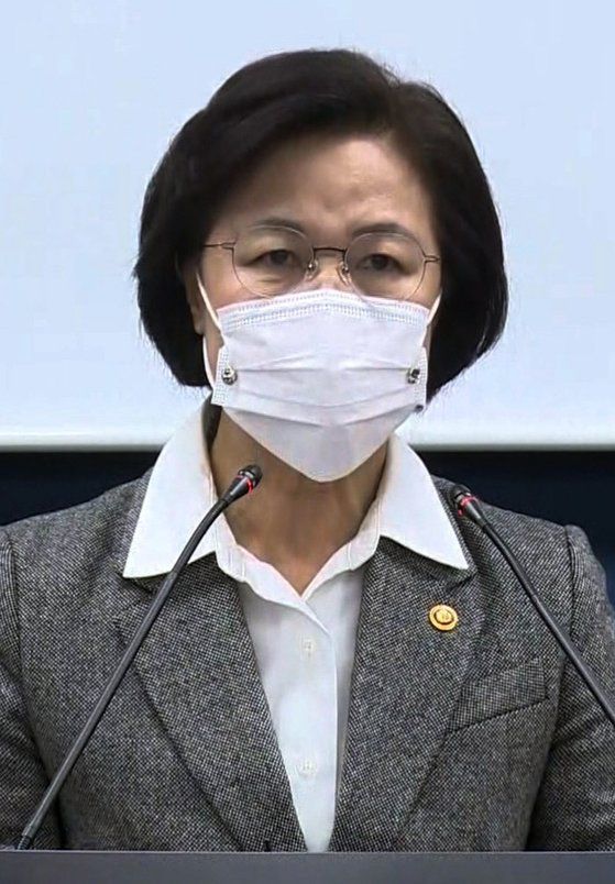 추미애 법무부 장관이 24일 오후 서울 서초구 서울고등검찰청 기자실에서 윤석열 검찰총장 감찰결과와 관련해 징계 청구 및 직무 배제의 이유를 설명하고 있다. [연합뉴스]