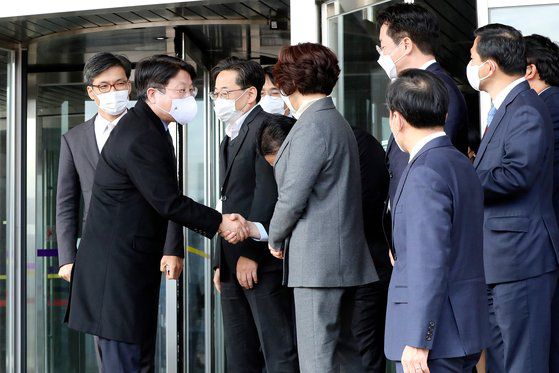 사의를 표명한 고기영 법무부 차관이 2일 정부과천청사 법무부를 떠나며 직원들과 작별인사를 하고 있다. [연합뉴스]