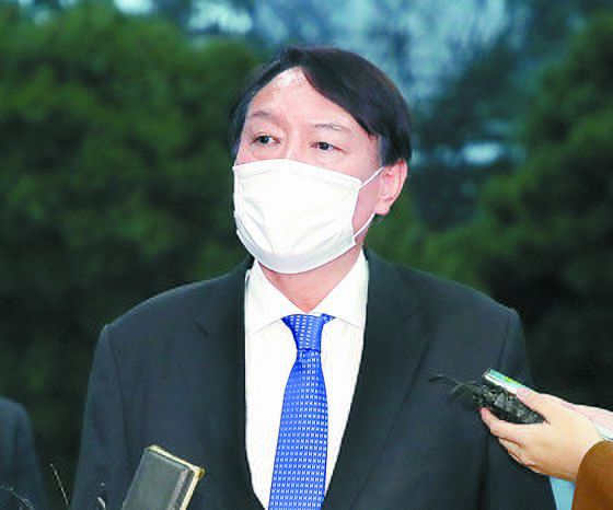 행정법원의 결정에 따라 윤석열 검찰총장이 지난 1일 업무에 복귀했다. 법무부는 당초 4일로 예정됐던 윤 총장에 대한 징계위를 10일로 연기했다. 윤 총장 측은 그간 "4일 징계위 개최는 위법"이라는 주장을 펴왔다. 연합뉴스