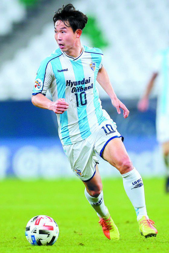 ‘돌아온 천재’ 윤가람은 ‘2% 부족한 팀’으로 불렸던 프로축구 울산 현대의 빈 곳을 완벽하게 채웠다. 울산이 AFC 챔피언스리그에서 승승장구하는 비결이다. [AFP=연합뉴스]