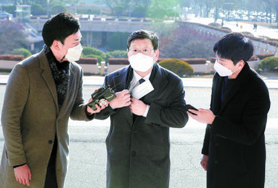 이용구 신임 법무부 차관이 3일 정부과천청사로 출근하며 기자들의 질문을 받고 있다. [뉴시스]