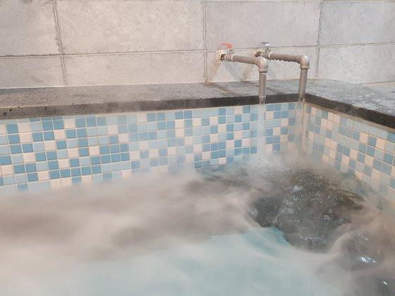 부곡의 온천수 온도는 78도에 달한다. 송봉근 기자