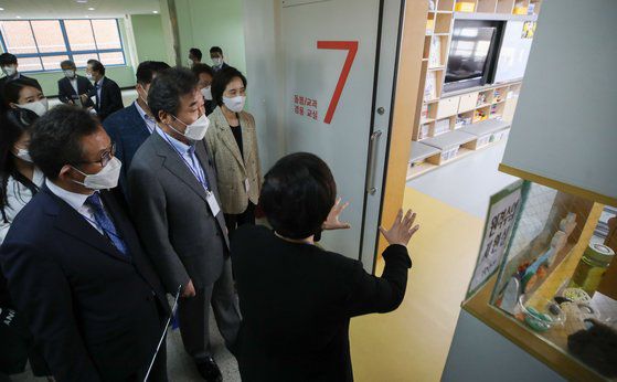 이낙연 더불어민주당 대표, 유은혜 부총리 겸 교육부 장관, 조희연 서울시 교육감이 11일 오전 서울 관악구 은천초등학교에서 돌봄교실 및 원격수업 현장을 방문하고 있다. [국회사진기자단]