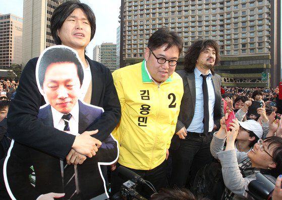 2012년 4·11 총선을 사흘 앞두고 당시 노원갑에 출마했던 김용민 민주통합당 후보(가운데)와 주진우 당시 시사인 기자(왼쪽), 방송인 김어준씨(오른쪽) 등이 서울광장에서 열린 나는꼼수다 번개 모임에 참석해 지지자들에게 인사하고 있다. 중앙포토