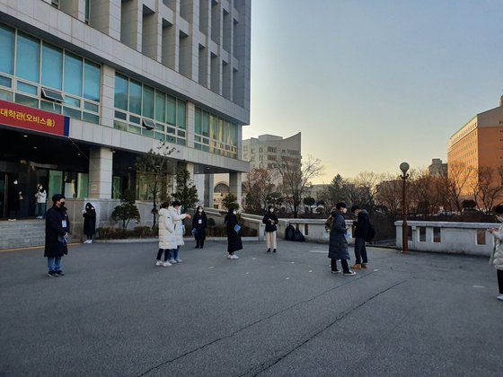 수시 논술 시험이 시행된 5일 서울 동대문구 경희대 서울캠퍼스에서 수험생들이 발열 확인을 받고 있다. 남궁민 기자