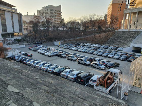 수시 논술 시험이 시행된 5일 서울 경희대 서울캠퍼스의 주차장에 학부모들이 타고 온 자가용이 가득 차 있다. 거리두기 2단계 조치로 자녀를 기다릴 곳이 없어진 부모들은 차에서 자녀를 기다렸다. 남궁민 기자