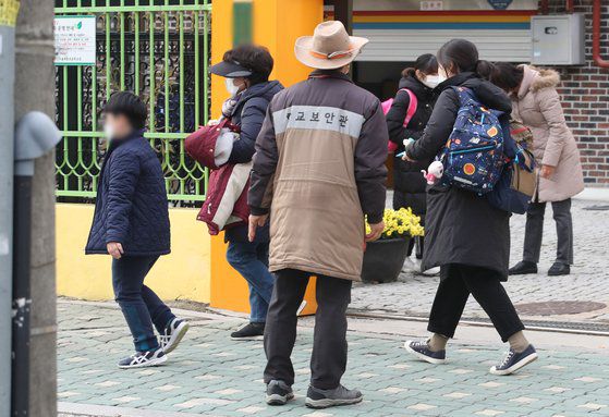 지난 11월 서울의 한 초등학교에서 어린이들이 하교하고 있다. 뉴스1