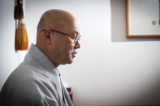 금강 스님이 처음 미황사에 간 것은 1989년 가을이었다. 은사 스님과 둘이서 마당을 넓히고, 무너진 축대를 쌓는데만 꼬박 2년이 걸렸다. 금강 스님은 "그때는 눈만 뜨면 일을 했다. 오로지 일만 했다. 일로서 큰 공부였다. 돌아보면 그런 에너지가 무심의 정진력이더라"고 말했다. 장진영 기자