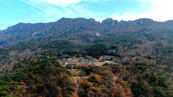 땅끝마을 전남 해남의 미황사. 절 뒤편에 달마산이 병풍처럼 둘러 서 있다. 폐사지나 다름 없던 미황사를 금강 스님과 전 주지 현공 스님이 30년에 걸쳐 아름다운 사찰로 바꾸어 놓았다. [사진작가 김성철]