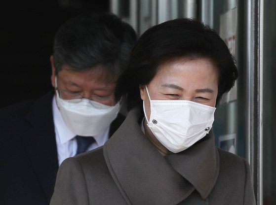 추미애 법무부 장관과 이용구 신임 법무부 차관이 3일 오후 경기도 정부과천 법무부 청사를 나서고 있다. [뉴시스]