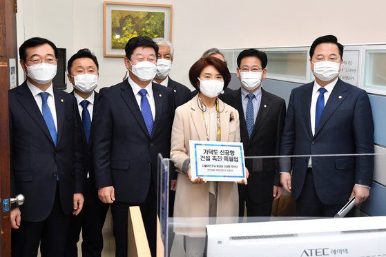 한정애 더불어민주당 의원과 부산·울산·경남 지역 의원들이 지난달 26일 오전 서울 여의도 국회 의안과에서 '가덕도 신공항 건설 촉진 특별법'을 제출하고 있다. 오종택 기자