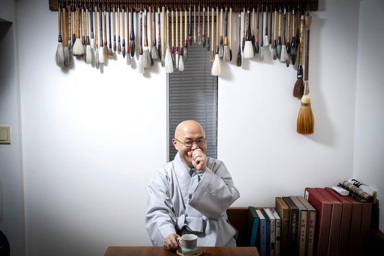 서울 삼청동 학고재 갤러리에서 인터뷰를 하던 금강 스님은 "번뇌 망상이 없는 본래 평화의 마음인 무념, 고정된 생각이 없이 늘 생생하게 살아 있는 무상, 어디에도 머무르지 않는 대자유의 마음인 무주의 참사람 운동이 내 평생 해야 할 일거리"라며 웃었다. 장진영 기자