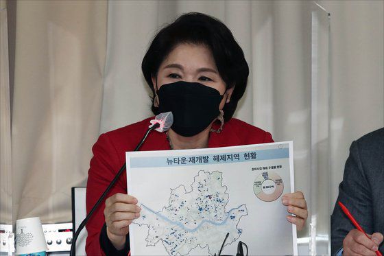 조은희 서초구청장이 지난 3일 서울 마포구 마포현대빌딩에서 열린 '더 좋은 세상으로(마포포럼)' 정례 세미나에서 서울시장 보궐선거 출마를 공식 선언하며 정책공약을 발표하고 있다. [사진 국회사진기자단]