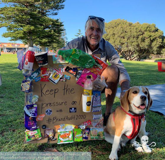 '플라스틱으로부터 해방'에 참여한 자원봉사자가 플라스틱 쓰레기 추방 캠페인을 벌이고 있다. BFFP