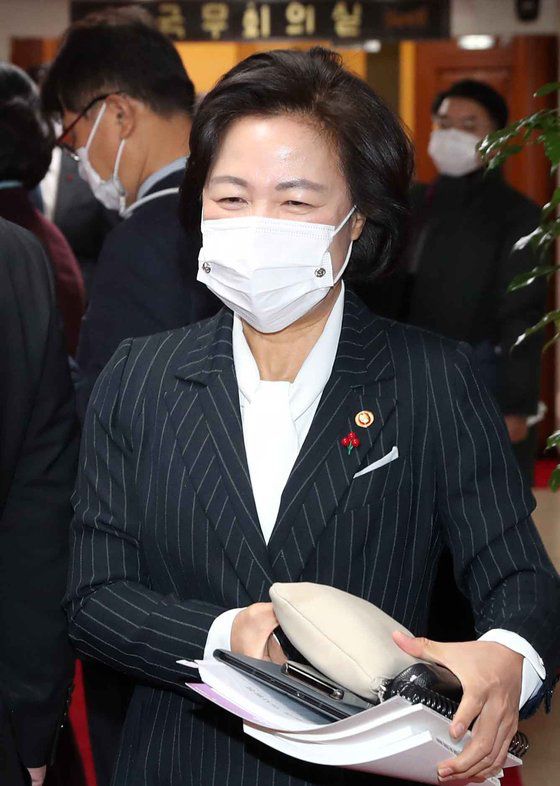 추미애 법무부 장관이 8일 서울정부청사에서 국무회의를 마치고 나오고 있다. 김상선 기자