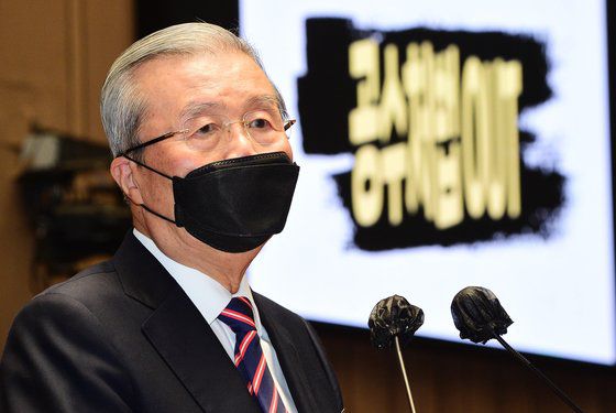 김종인 국민의힘 비상대책위원장이 8일 오전 국회에서 열린 당 비상의원총회에서 발언하고 있다. 김 위원장이 당의 두 전직 대통령과 관련해 대국민 사과를 추진하자, 당내에선 "더 잘못한 건 문재인 대통령"이라는 취지로 반발이 이어지고 있다. 연합뉴스